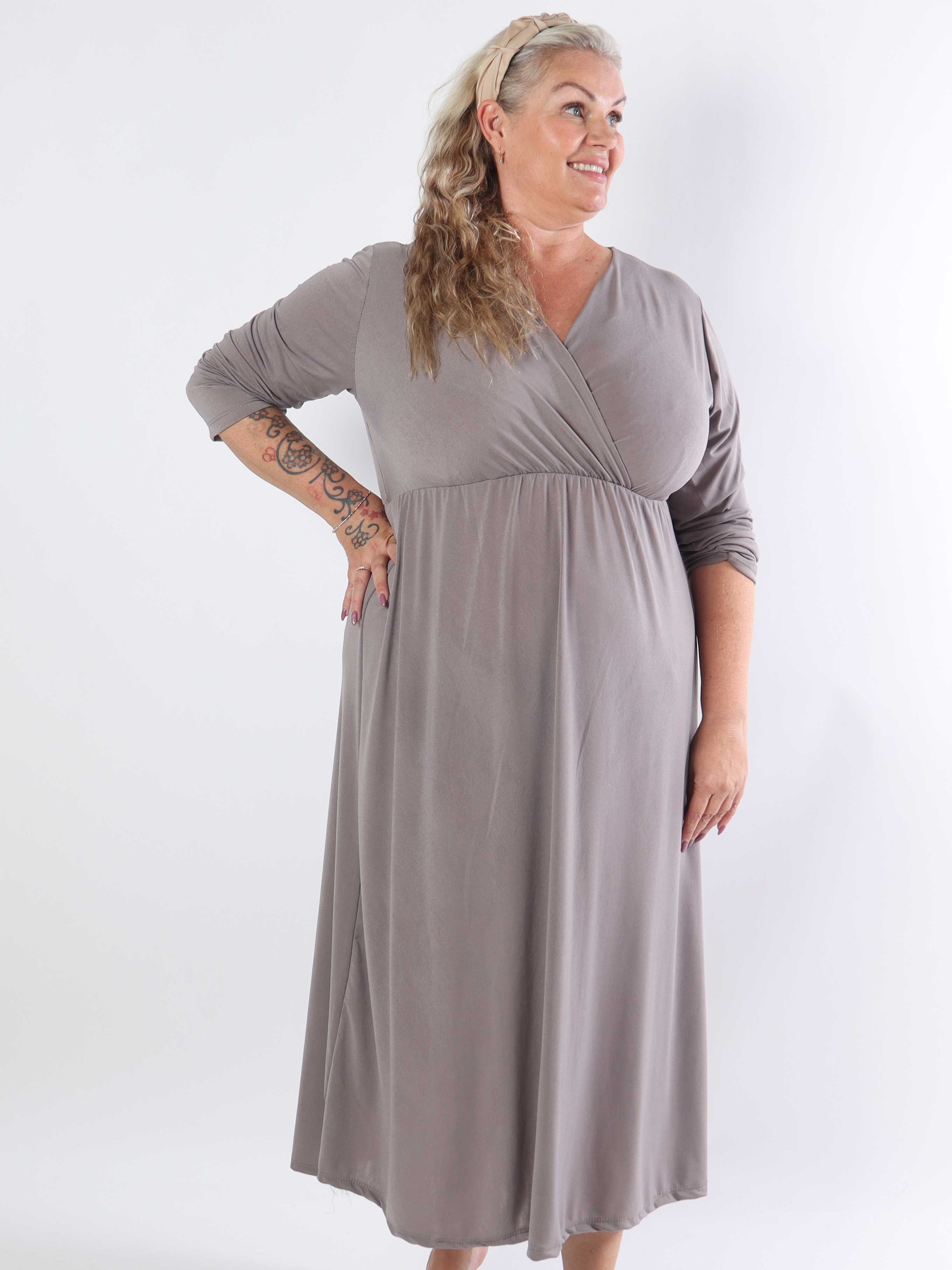 Nelly Plain - Elastisk plus size ensfarvet kjole i viskose